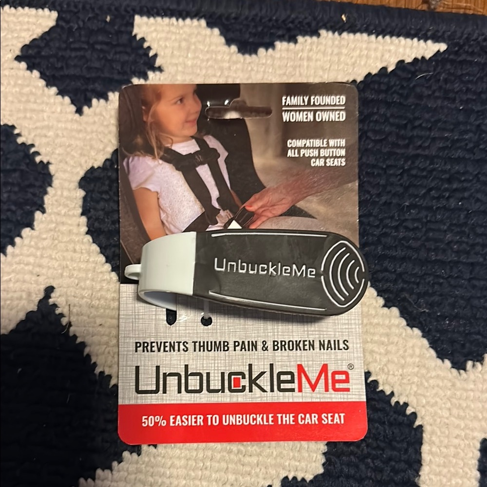 UnbuckleMe Car Seat Buckle Tool - Black and White